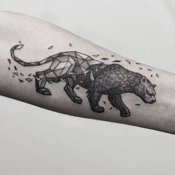 Татуировка женская графика на предплечье пантера