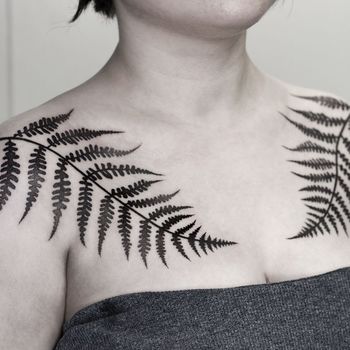 Татуировка женская графика на груди папоротник