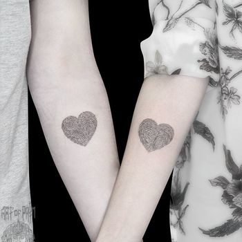 Татуировка парная графика на предплечье сердце
