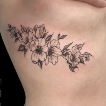 Татуировка женская графика на ребрах цветы под грудью