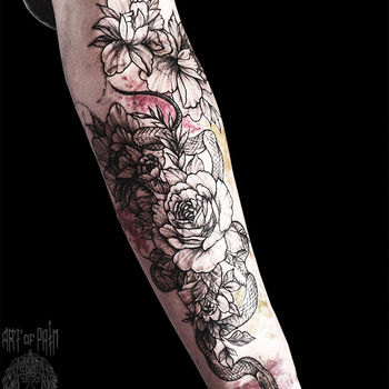 Татуировка женская графика и акварель на предплечье змея и цветы