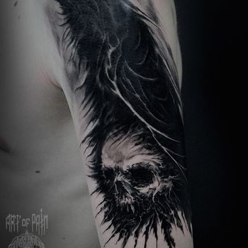 Татуировка мужская хоррор на плече ворон с черепом