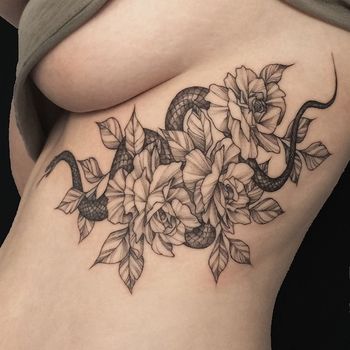 Татуировка женская графика на боку змея и цветы