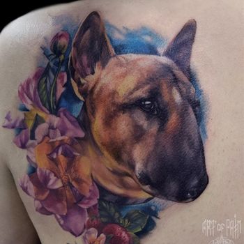Татуировка женская реализм на лопатке собака