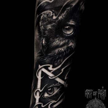 Татуировка мужская black&grey на предплечье сова
