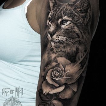 Татуировка женская реализм на плече рысь и роза