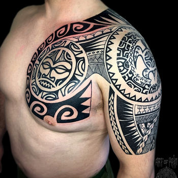 Татуировка мужская полинезия на груди и на плече узор и маска