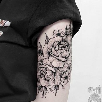 Татуировка женская графика на плече два крупных пиона
