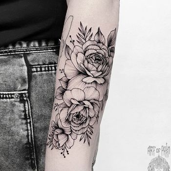 Татуировка женская графика и дотворк на предплечье бутоны цветов