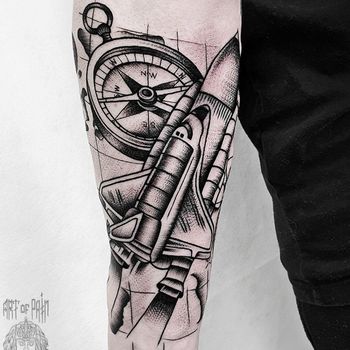 Татуировка мужская графика на предплечье компас и ракета