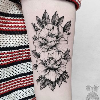 Татуировка женская графика на плече большие цветы