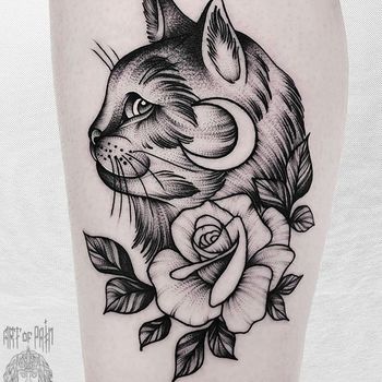 Татуировка женская графика на голени котик