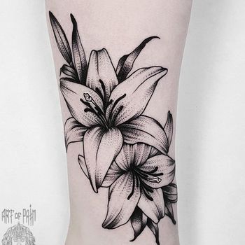 Татуировка женская графика на ноге лилии