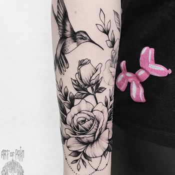 Татуировка женская графика на предплечье роза и колибри