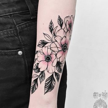 Татуировка женская графика на предплечье цветы (цветная)