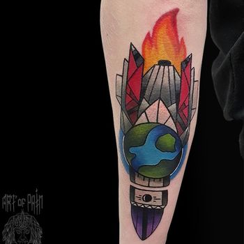 Татуировка мужская нью-скул на предплечье ракета и Земля
