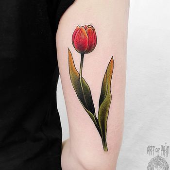Татуировка женская нью-скул на руке тюльпан