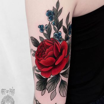 Татуировка женская нью-скул на руке цветы