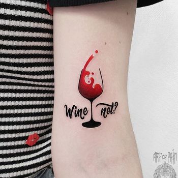 Татуировка женская нью-скул на руке вино