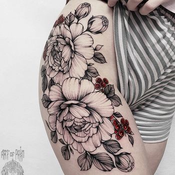 Татуировка женская графика на бедре цветы и ягодки