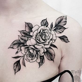 Татуировка женская графика на ключице две розы