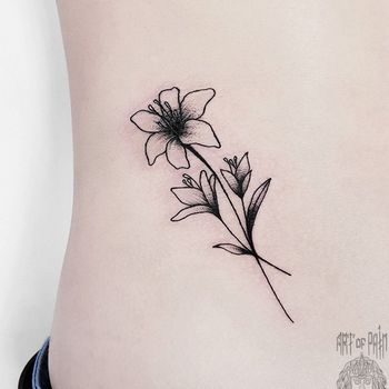 Татуировка женская графика на боку полевой цветочек