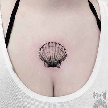 Татуировка женская графика на груди ракушка