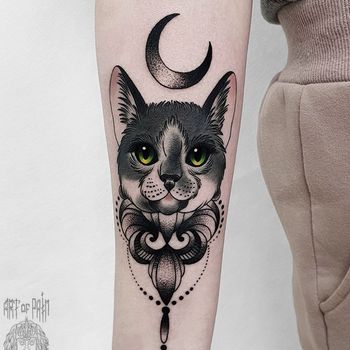 Татуировка женская нью-скул на предплечье кот