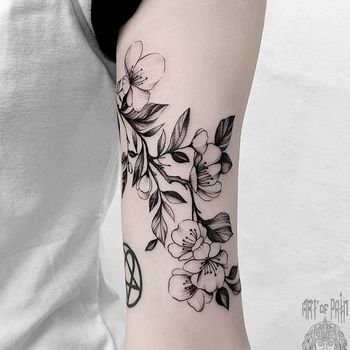 Татуировка женская графика на руке сакура