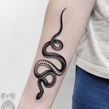 Татуировка женская графика на предплечье змея уж