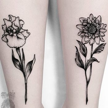 Татуировка женская графика на голенях цветы
