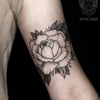 Татуировка женская графика на плече цветок