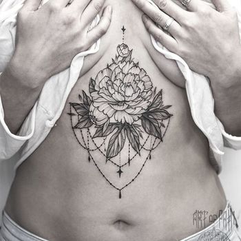 Татуировка женская графика на животе цветок и узор