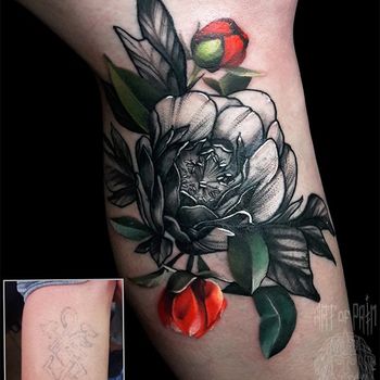 Татуировка женская реализм на голени цветы кавер