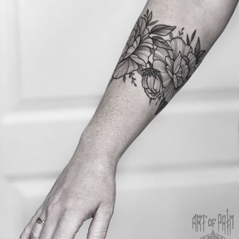 Татуировка женская графика на предплечье браслет из цветов пиона