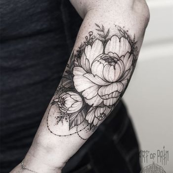 Татуировка женская графика на предплечье цветы пионов