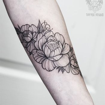 Татуировка женская графика на предплечье цветы и инициал