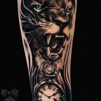 Татуировка мужская реализм на предплечье лев и карманные часы