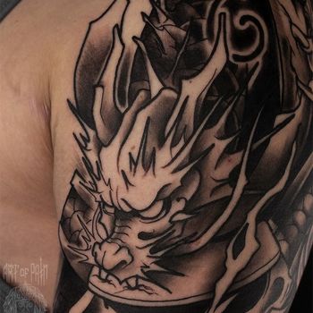 Татуировка мужская япония на плече шлем дракон