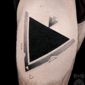 Татуировка мужская графика на бедре треугольник