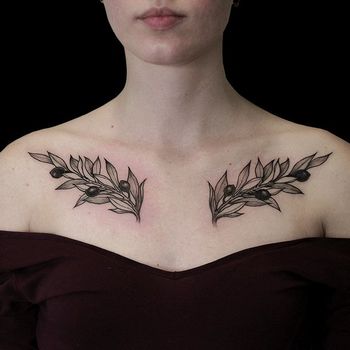 Татуировка женская графика на ключице ветки оливы