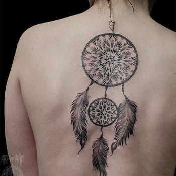 Татуировка женская графика на спине ловец снов