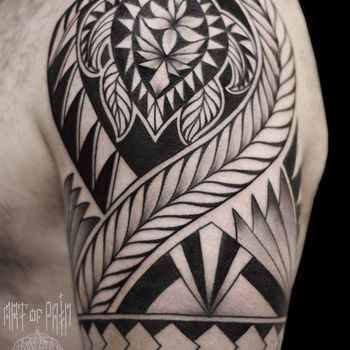 Татуировка мужская Полинезия на плече орнамент