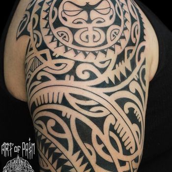 Татуировка мужская полинезия на плече узор и солнце