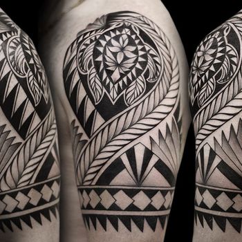 Татуировка мужская Полинезия на плече геометрический узор