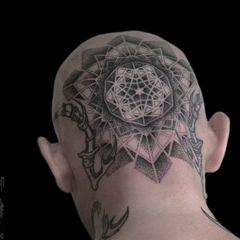 Татуировка мужская графика на голове мандала