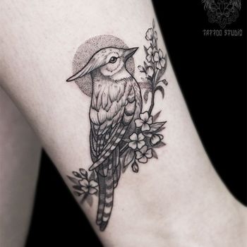 Татуировка женская графика на щиколотке птица с хохолком