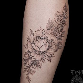 Татуировка женская графика на голени цветок и птица