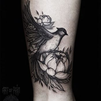 Татуировка женская графика на щиколотке птица