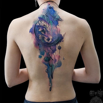 Татуировка женская акварель на спине лиса и планеты